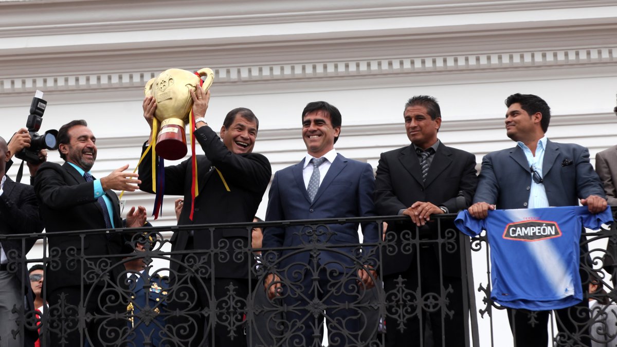 Nassib Neme (i), presidente de Emelec, en Carondelet junto al exmandatario Rafael Correa, durante el festejo de uno de los títulos nacionales del conjunto millonario.