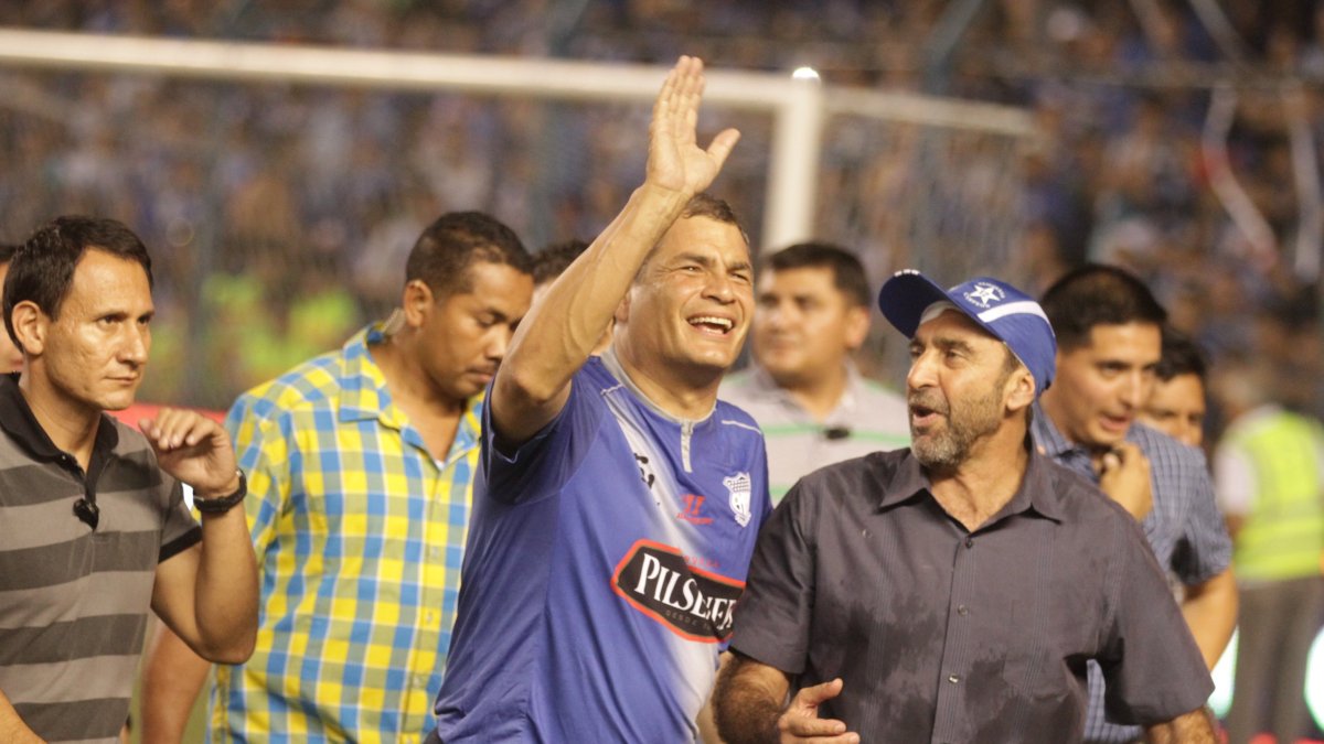 Rafael Correa, con la camiseta de Emelec, junto a Nassib Neme, presidente azul.
