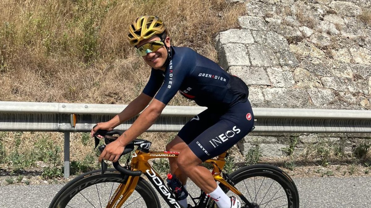 Richard Carapaz muestra orgulloso la bicicleta dorada que le entregó INEOS como reconocimiento a su oro olímpico