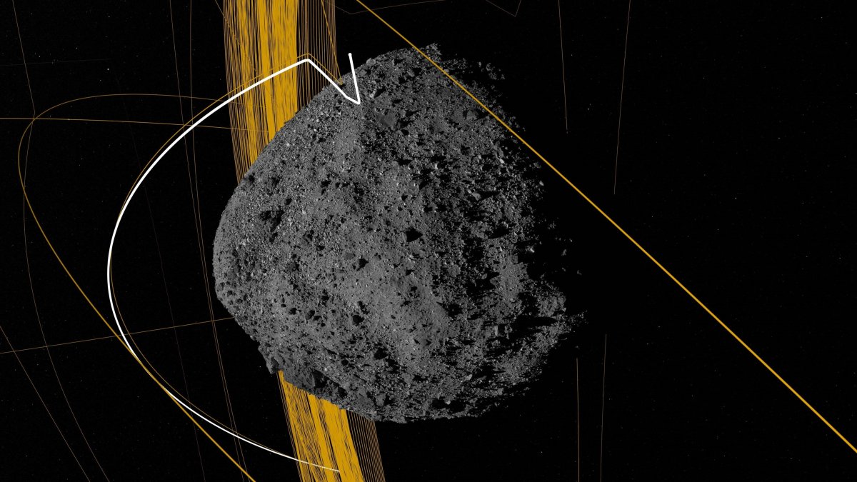 Imagen computarizada cedida por el Centro de vuelo espacial Goddard de la NASA que muestra la simulación de trayectoria del asteroide Bennu.