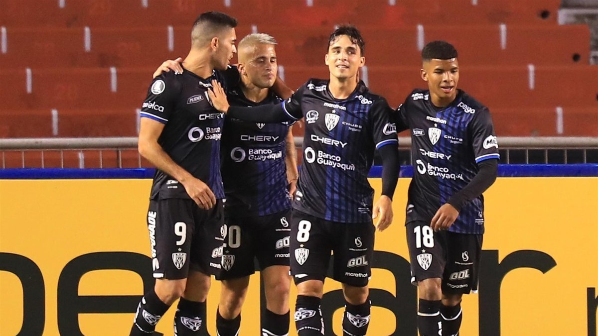 Lorenzo Faravelli (2-d) de Independiente celebra un gol hoy, en un partido de la Copa Libertadores entre Independiente del Valle (IDV) y Unión Española en el estadio de LDU en Quito (Ecuador).