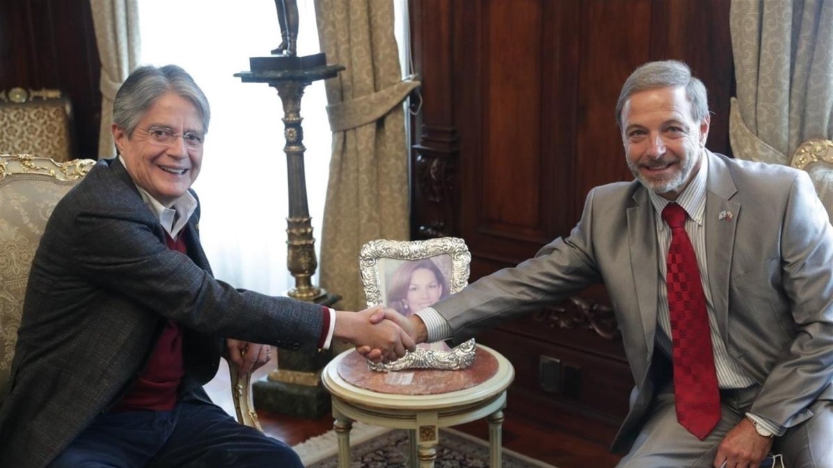 Fotografía cedida por la Embajada israelí que muestra al presidente de Ecuador, Guillermo Lasso, mientras recibe al embajador israelí, Zeev Harel, el 14 de julio de 2021, en el Palacio de Carondelet.