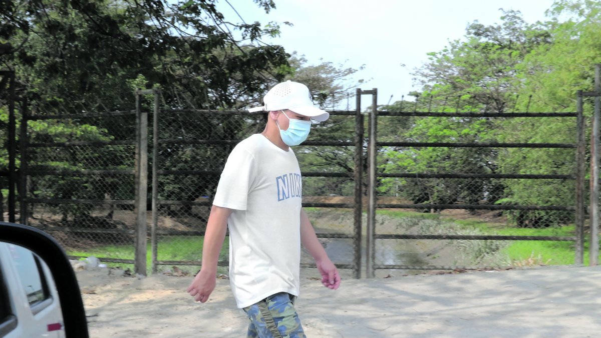 Hecho. Para los ciudadanos, si no fuera por la mascarilla pasar junto a las lagunas de oxidación sería imposible.
