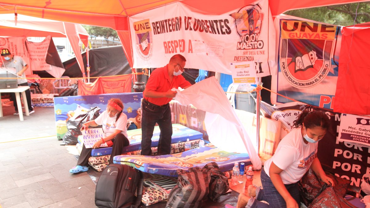 Los maestros en huelga de hambre comenzaron a armar maletas y a colocar sus vestimentas en fundas para levantar la medida que mantuvieron desde el 12 de julio pasado.