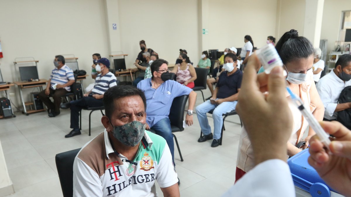 Ciudadanos en los puntos de vacunación.