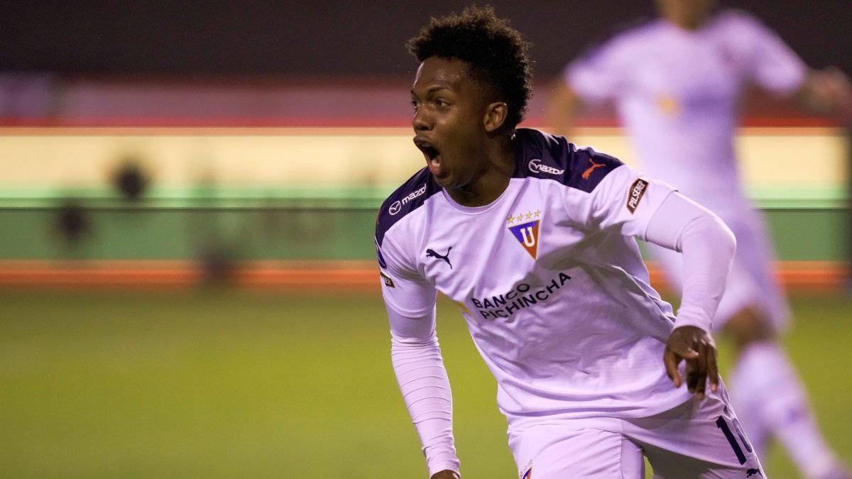 Djorkaeff Reasco volvió a convertirse en el héroe del equipo capitalino.