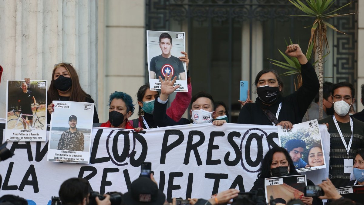 Integrantes de la Convención Constituyente al manifestarse en favor de la libertad de los detenidos durante las recientes protestas sociales, en Santiago de Chile. Elvis González