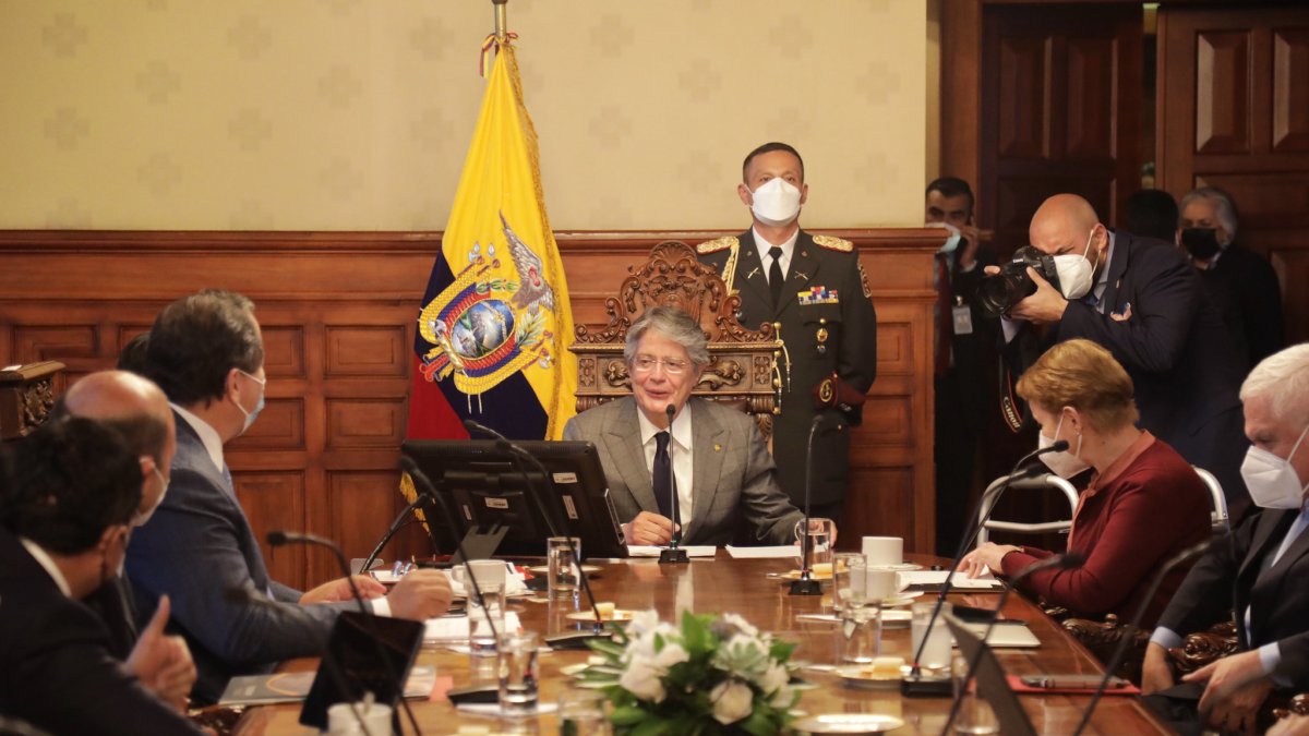 El presidente Guillermo Lasso, mantuvo una reunión con representantes del sector del transporte.