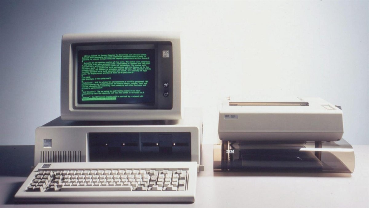 Fotografía de archivo cedida este miércoles por IBM en la que se registró el primer computador que esta compañía sacó al mercado, el 5150.