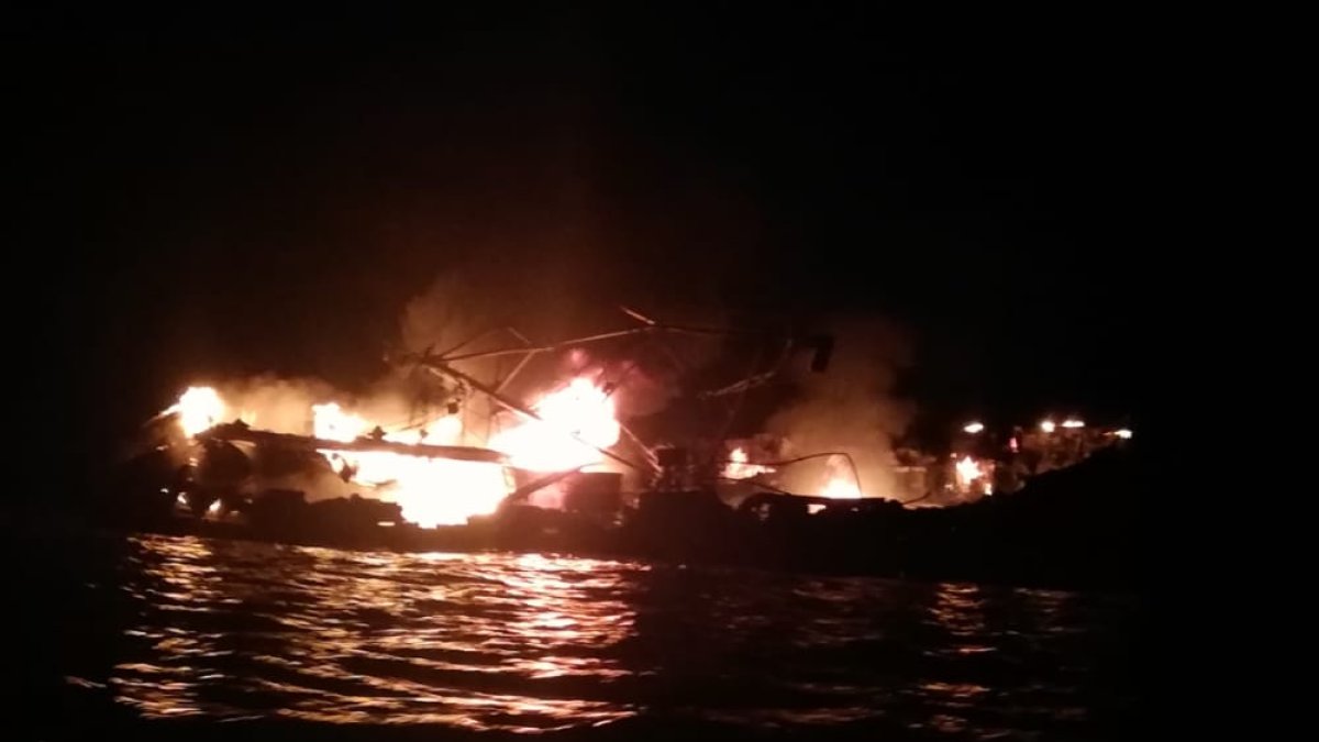 En la madrugada del viernes 13 de agosto de 2021 se quemó el barco Niña Amylu