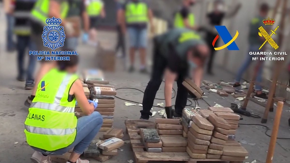 Los agentes intervinieron el contenedor y lograron extraer la droga que se encontraba oculta en la estructura del recipiente.