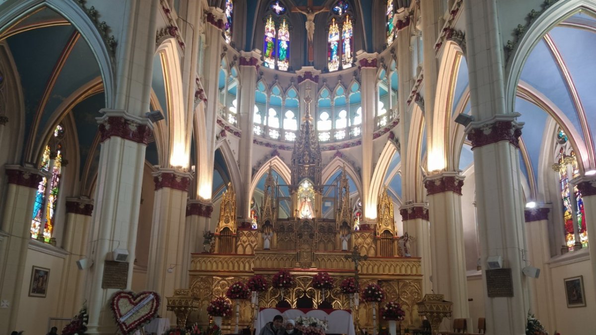 Tradición. Desde hace varias generaciones, creyentes llegan a postrarse ante la imagen de la Virgen María.