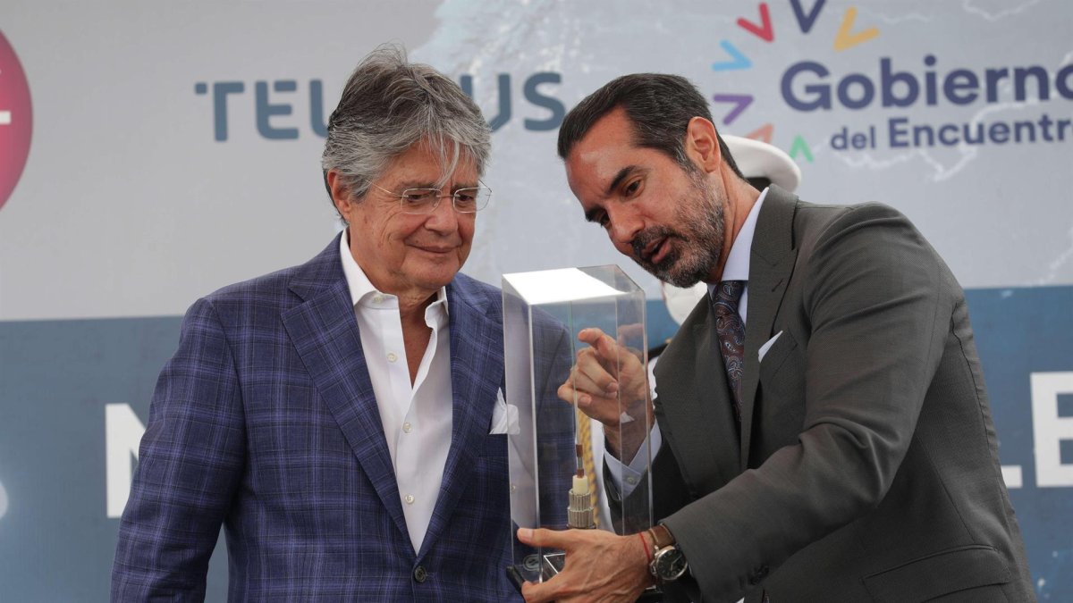 Guillermo Lasso (i), junto al presidente Ejecutivo de Claro Ecuador, Alfredo Escobar San Lucas, hoy, durante la conexión de un nuevo cable submarino que potenciará el desarrollo tecnológico de Ecuador, en Guayaquil.