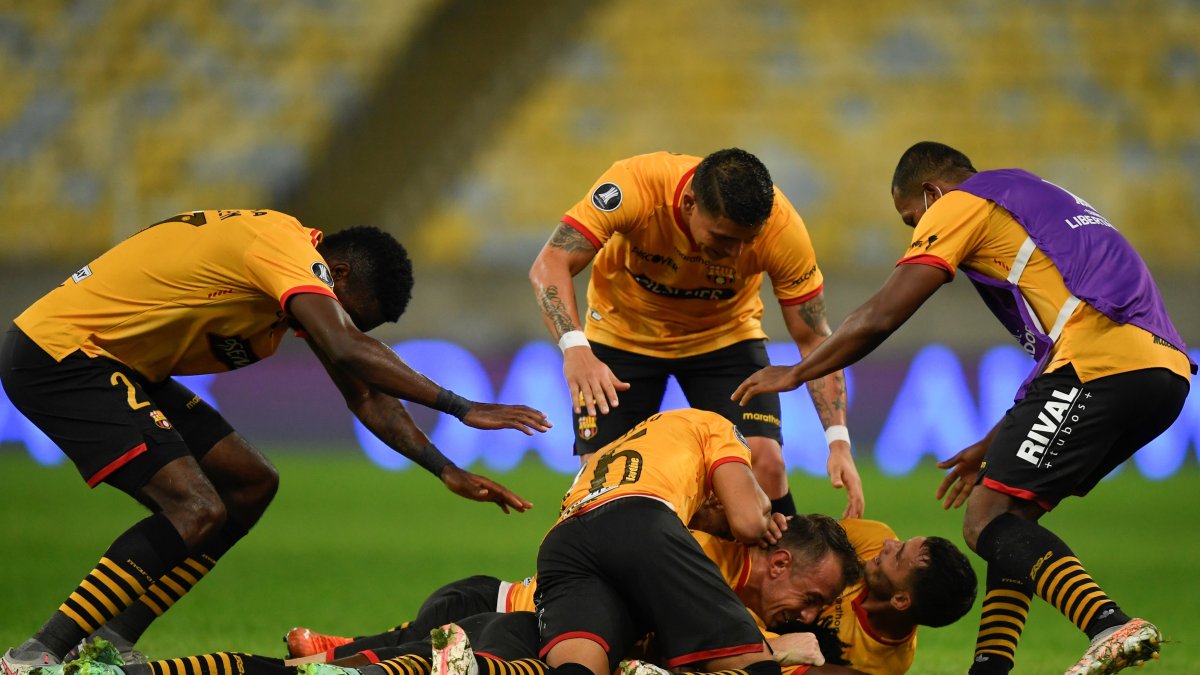 Adonis Preciado (abajo) celebra el primer gol ante Fluminense en el Maracaná, por la ida de los cuartos de final de la Copa Libertadores.
