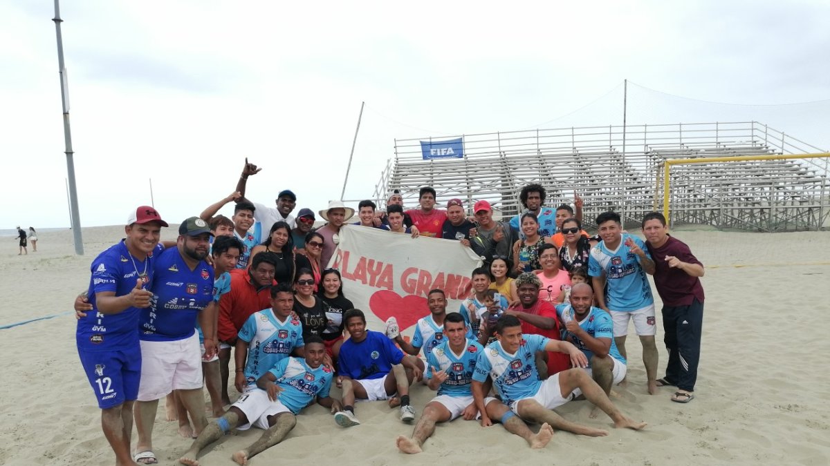 El equipo de Playas celebró a lo grande el título de campeón en Manta.