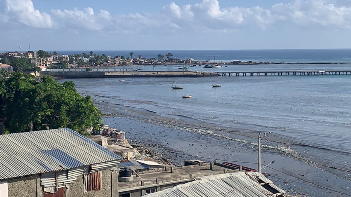 Imágenes muestran retirada del mar en playa de Haití, tras sismo.