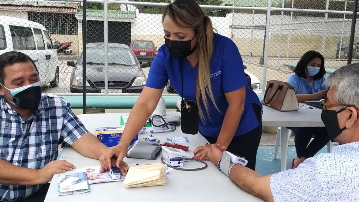 A los asistentes se les tomó la presión arterial y la saturación de oxígeno. Se les brindó otros servicios de manera gratuita.