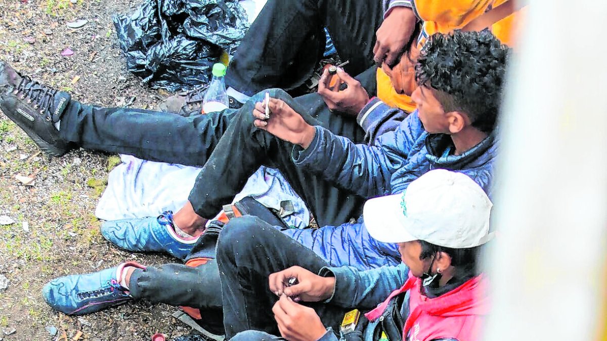 En el centro de Quito, un grupo de personas consume marihuana debajo de un puente.