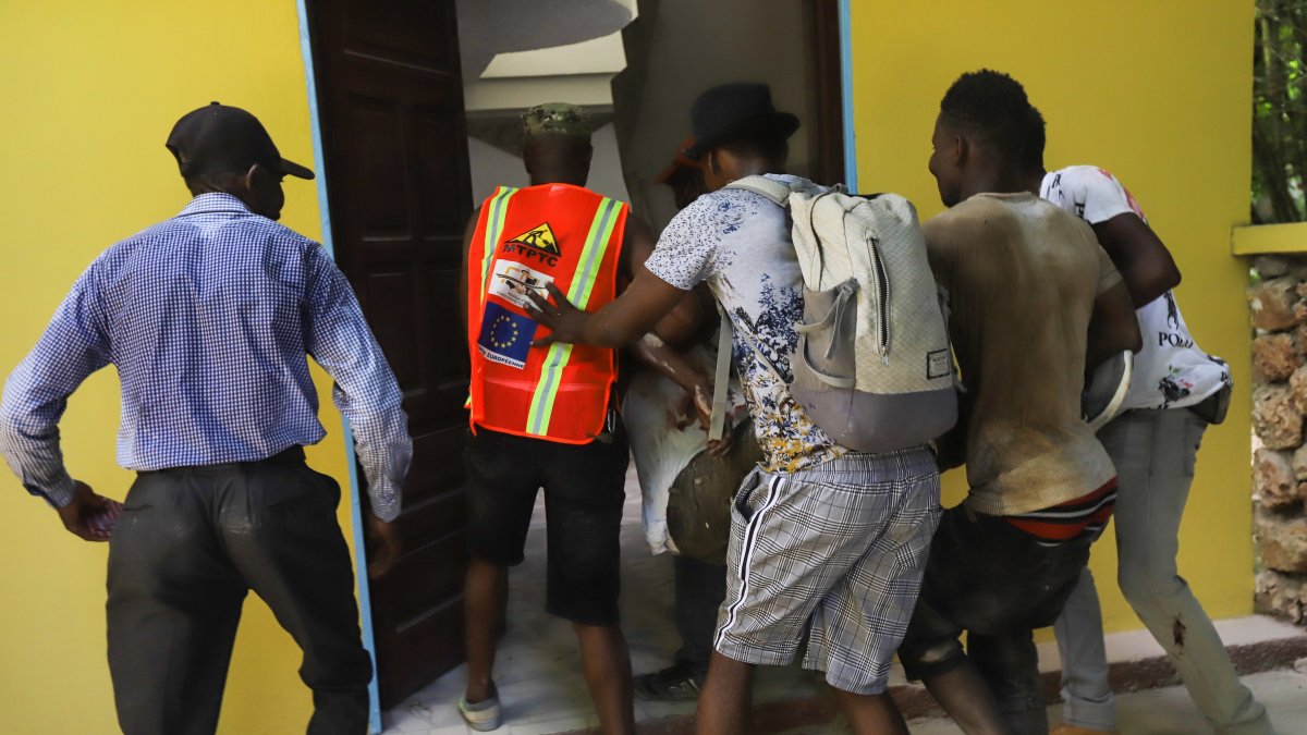 América corre a socorrer a Haití, tras el terremoto.