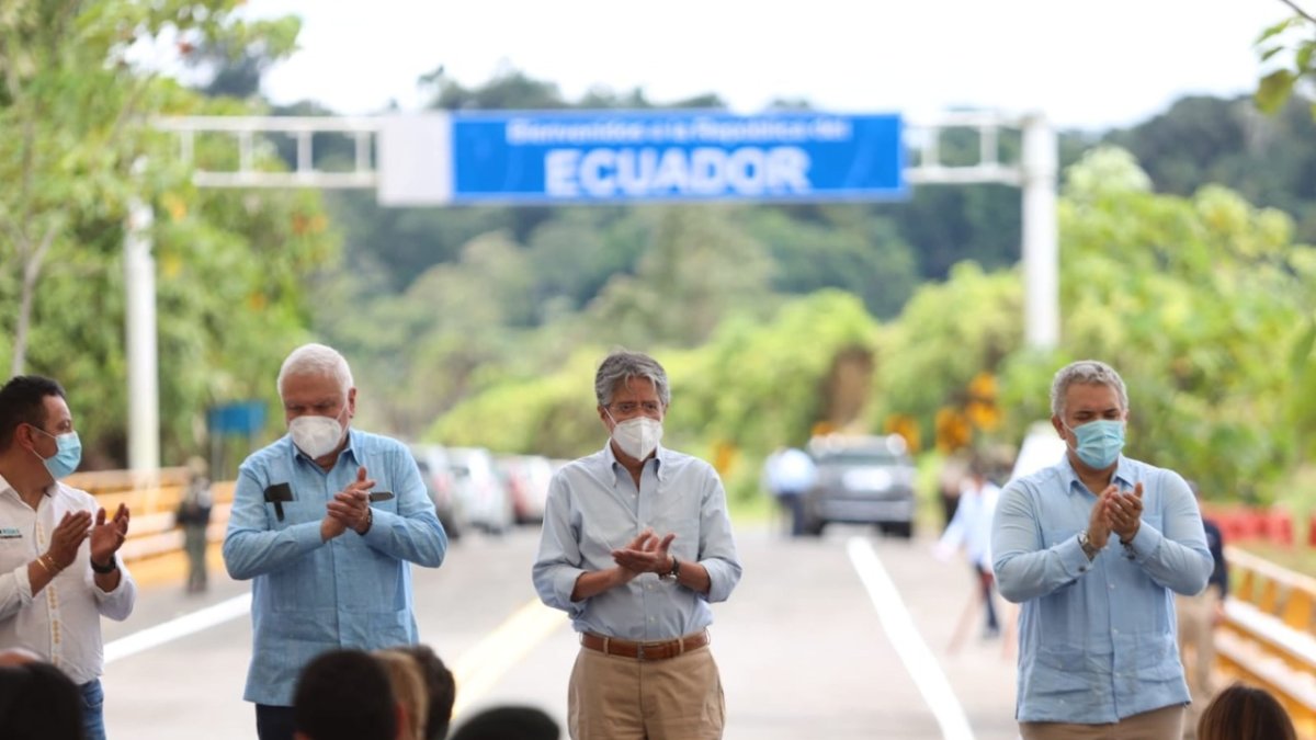 Actividad. Sobre el puente sobre el río Mataje se encontraron los presidentes para inaugurar la obra.