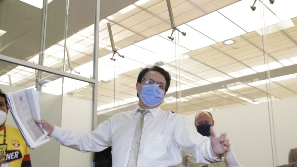 Fernando Villavicencio exhibe uno de los documentos remitidos por la Contraloría. 32 de ellos corresponden a glosas de asambleístas.