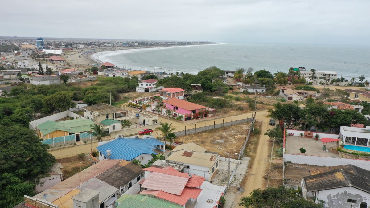 El vecindario. Por tener las calles de tierra, en invierno se forman pozas de agua y lodo que dificultan el paso.