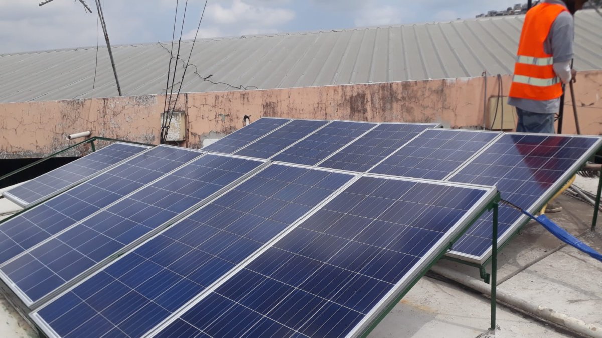 Los paneles fotovoltaicos que almacenan la energía solar.
