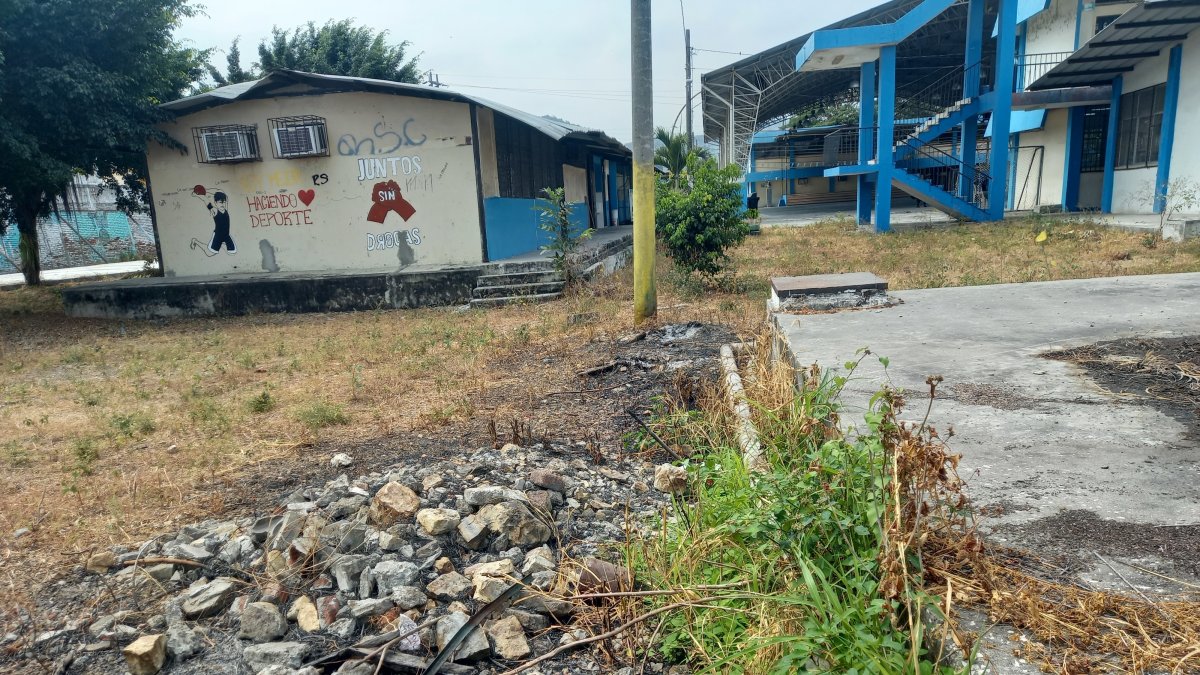 La infraestructura del colegio Patria Ecuatoriana, ubicado en el suburbio de Guayaquil, está en mal estado desde hace más de cinco años.