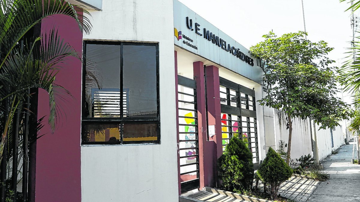 En la administración del entonces ministro de Educación, Augusto aEspinos,  la empresa Sinohydro repotenció al menos 11 escuelas.