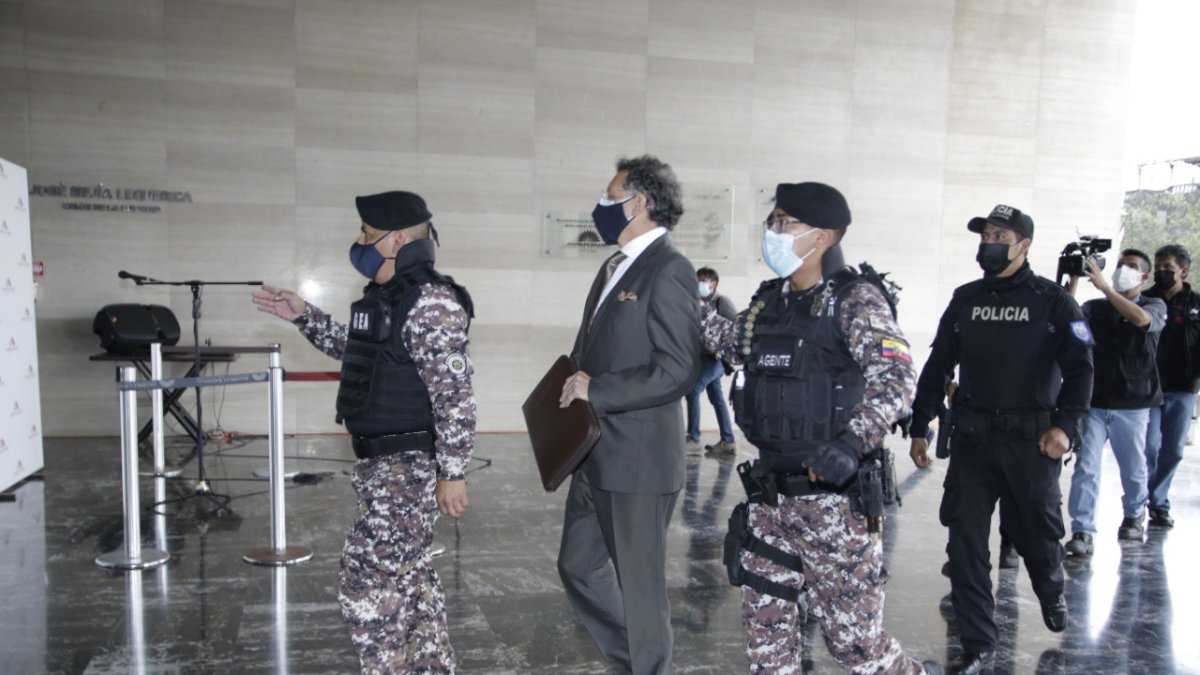 Acusado. Pablo Celi, prisionero de la cárcel 4, el día en que fue escoltado hasta la Comisión de Fiscalización. Hoy se repetirá esta escena en el Pleno.