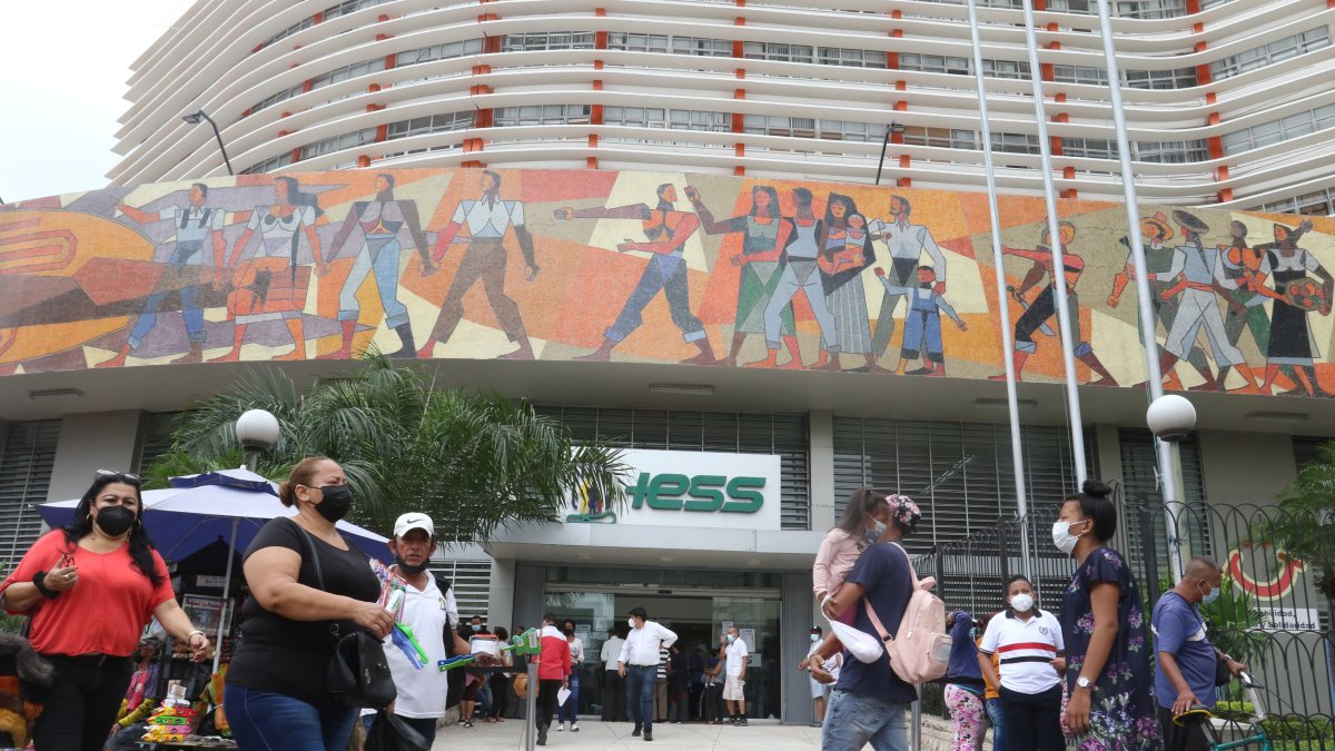 La gestión, organización, administración y servicios del IESS son temas de discusión.