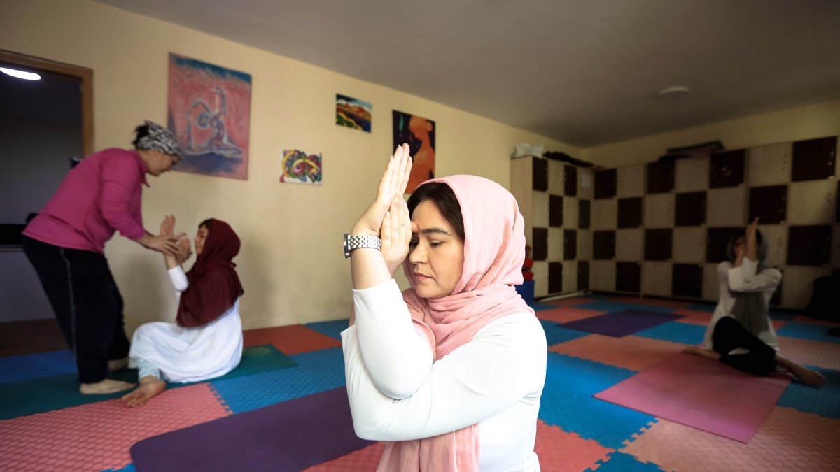 La profesora de yoga afgana Fakhria Ibrahimi (i) en una de sus clases en Kabul.