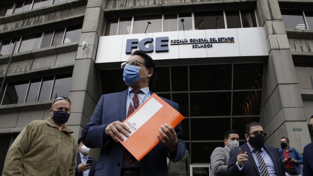 Documento. El presidente de la Comisión de Fiscalización Fernando Villavicencio presentó una denuncia por el caso glosas.