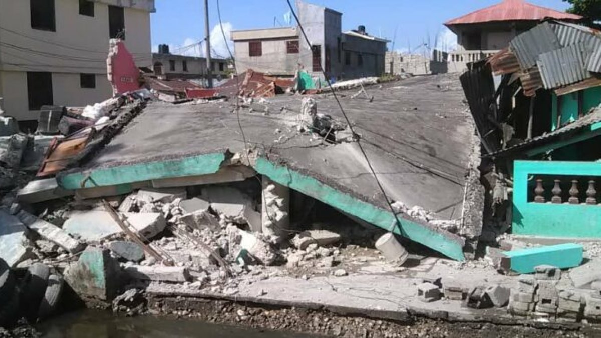 Trágicos momentos viven los haitianos luego del terremoto del sábado.