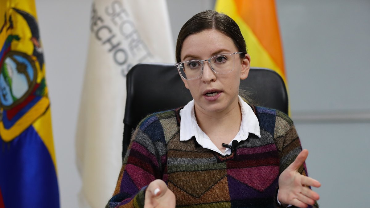 La secretaria de Derechos Humanos de Ecuador, Bernarda Ordóñez, habla en una entrevista con EFE hoy, en Quito (Ecuador).
