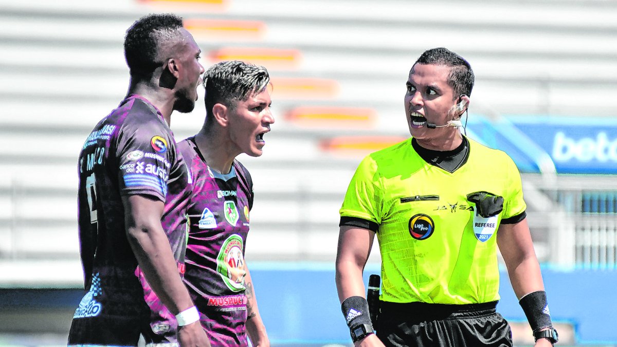 Marlon Vera (I) dirigió el Manta vs. Mushuc Runa y le tomó 10 minutos que se ejecute un penal.