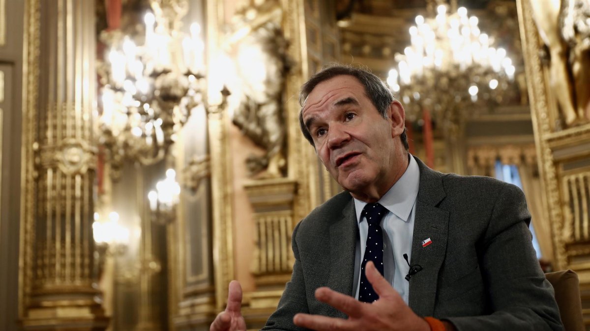 En la imagen un registro del ministro de Relaciones Exteriores de Chile, Andrés Allamand, quien escribió en Twitter que su país 