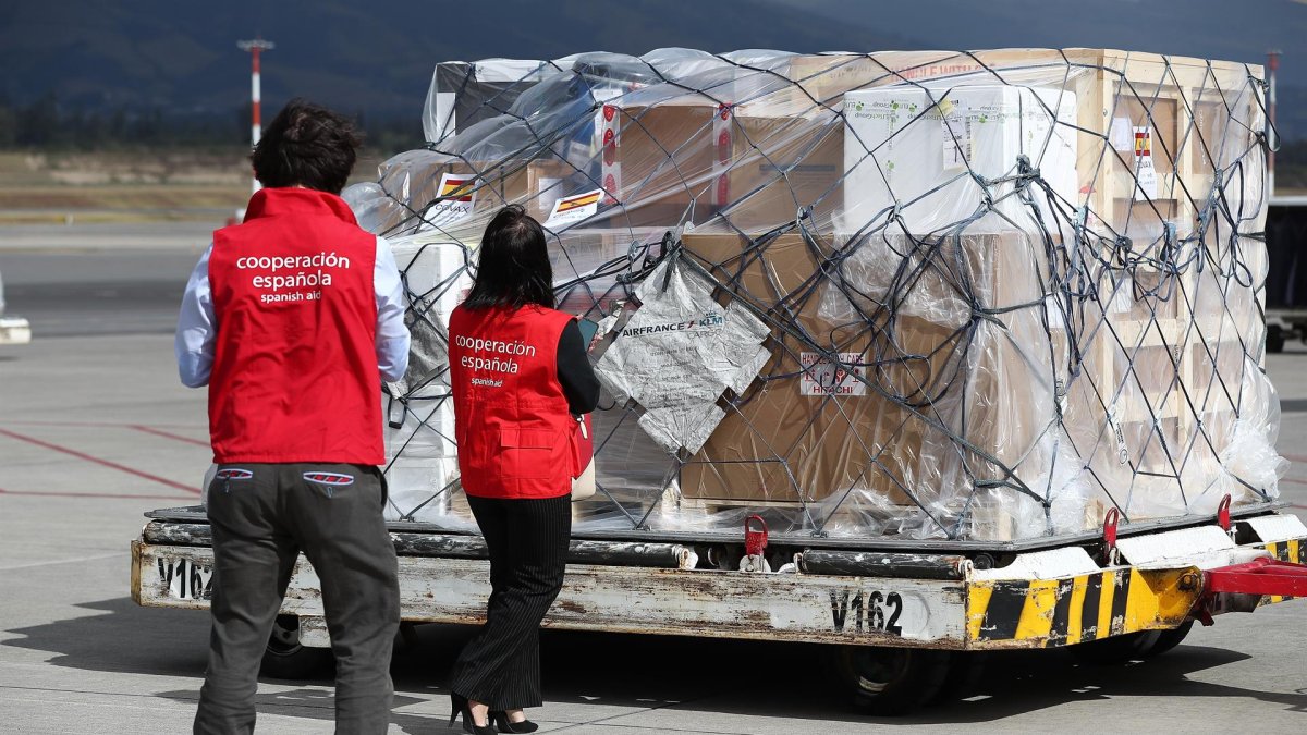 Fotografía de la llegada de un cargamento con más de 100.000 vacunas contra la Covid-19 donadas por España hoy, en el aeropuerto internacional Mariscal Sucre, en Quito.