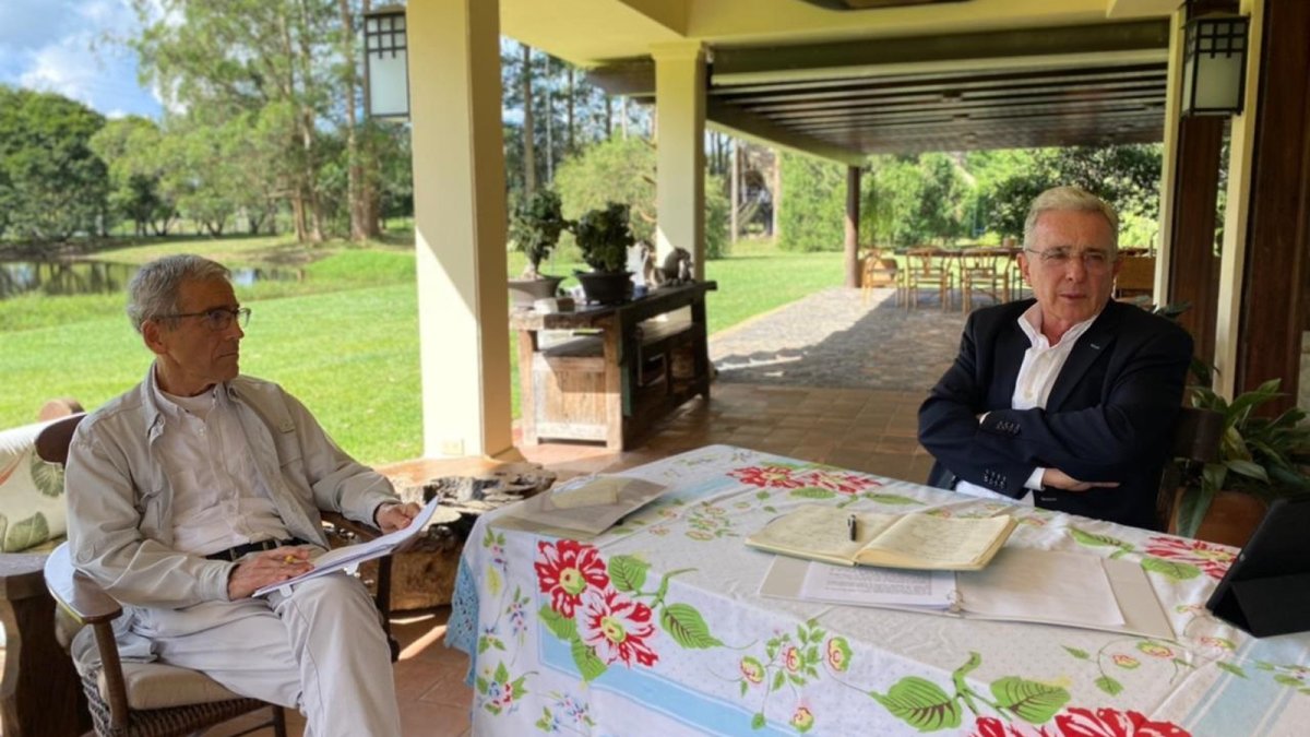 Eel expresidente Álvaro Uribe (d) mientras da su versión del conflicto armado en el país al presidente de la Comisión de la Verdad, el sacerdote Francisco de Roux