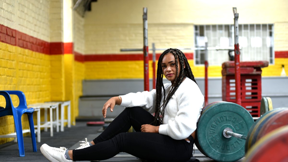 Neisi Dajomes disfruta de un merecido descanso. De todas maneras, casi todo los días visita a sus amigos en el gimnasio de pesas de Concentración Deportiva de Pichincha.