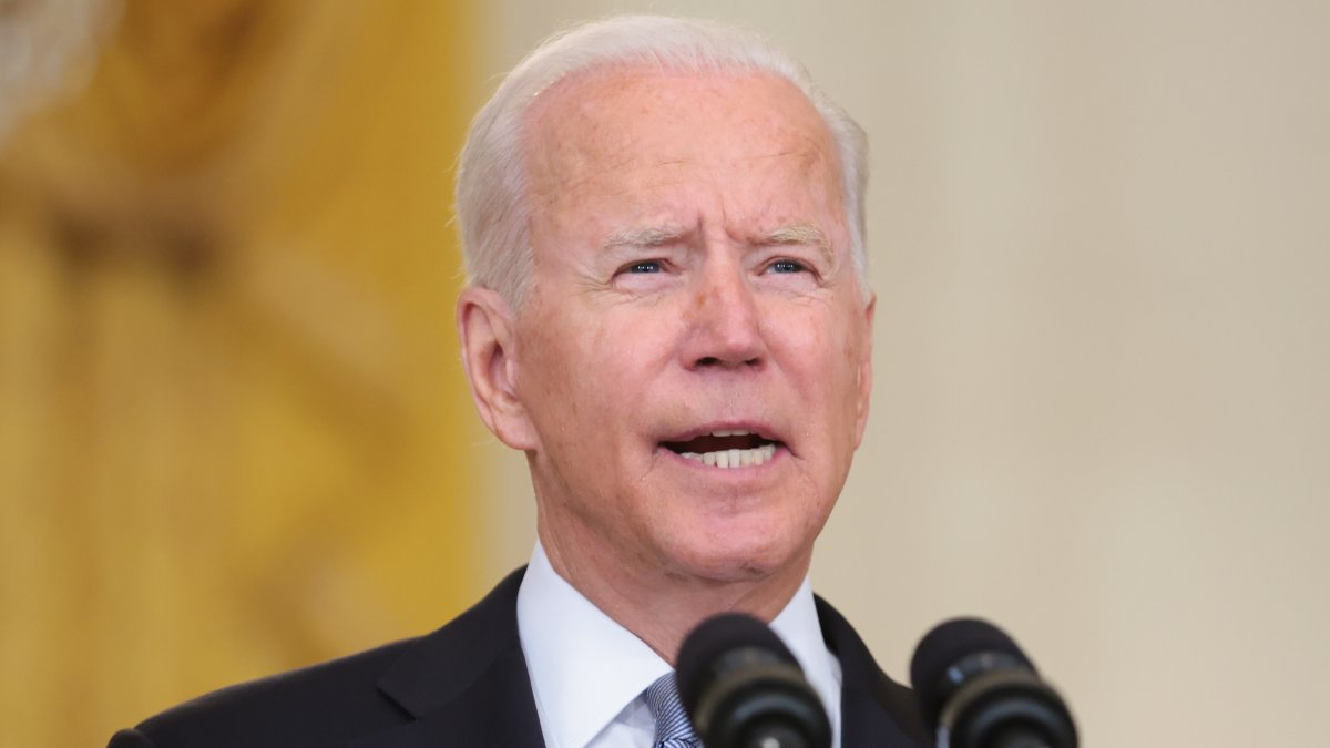 El presidente de EE.UU., Joe Biden, habla sobre la situación en Afganistán durante un rueda de prensa.