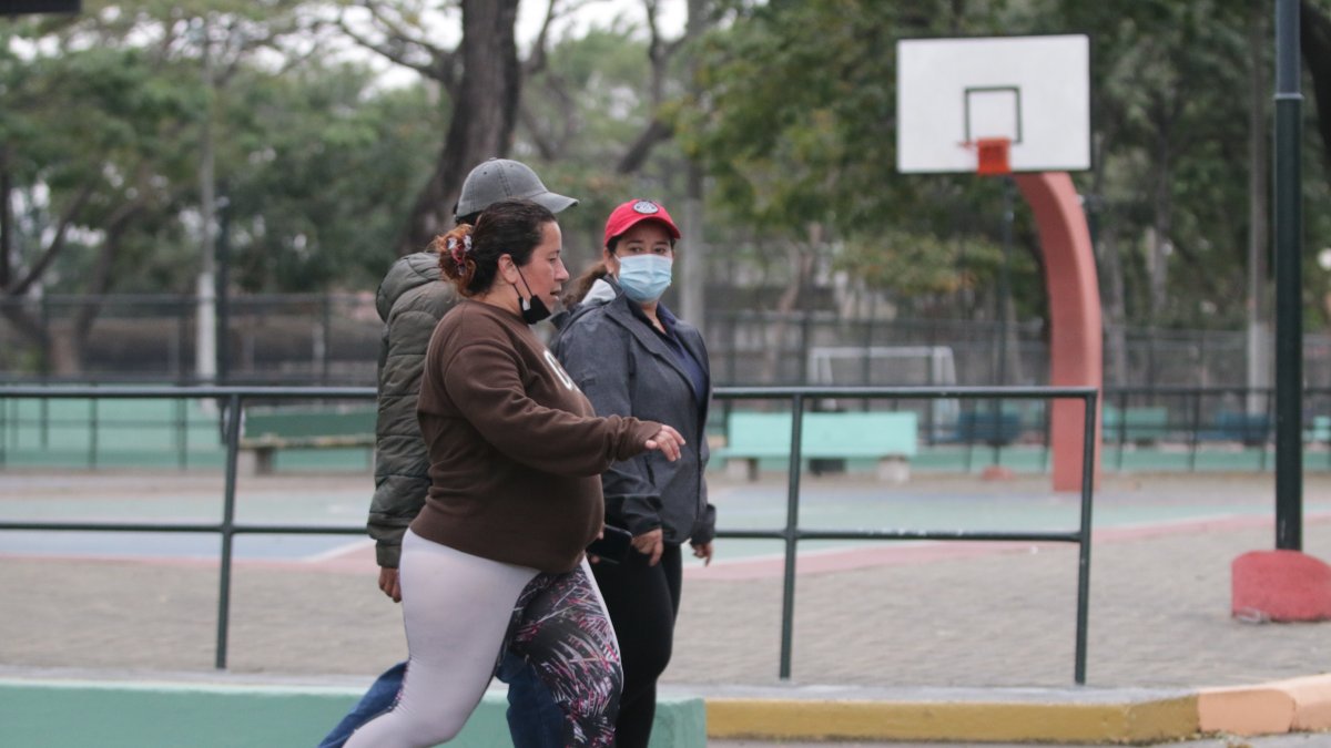 Deportes. Esta es la imagen diaria por las mañanas en los parques de Guayaquil. Grupos de amigos o deportistas practicando pero cubiertas de chompas y calentadores.