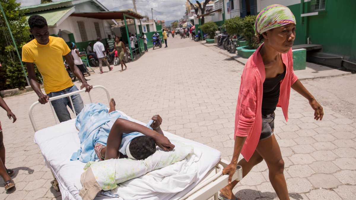 Una mujer es ingresada hoy, al hospital general de Les Cayes (Haití). EFE/ Orlando Barría.