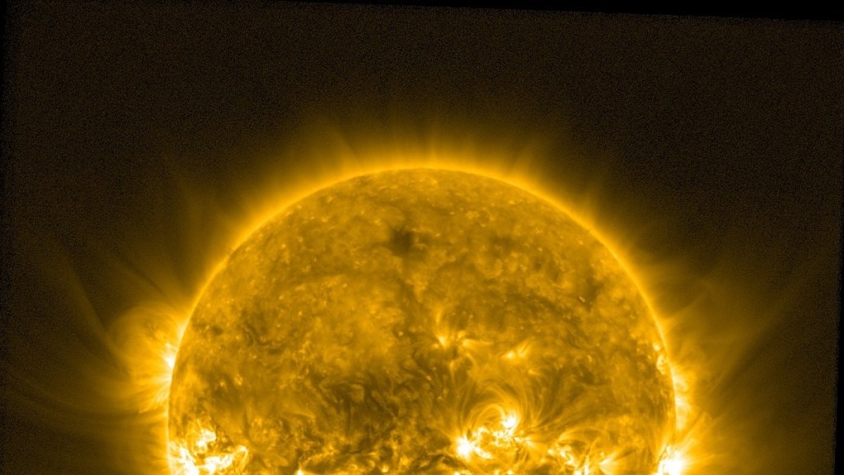 Manchas de hasta 150.000 kilómetros, viento y eyecciones violentas con partículas cargadas eléctricamente que podrían vencer el escudo natural de la Tierra forman parte de la actividad solar.
