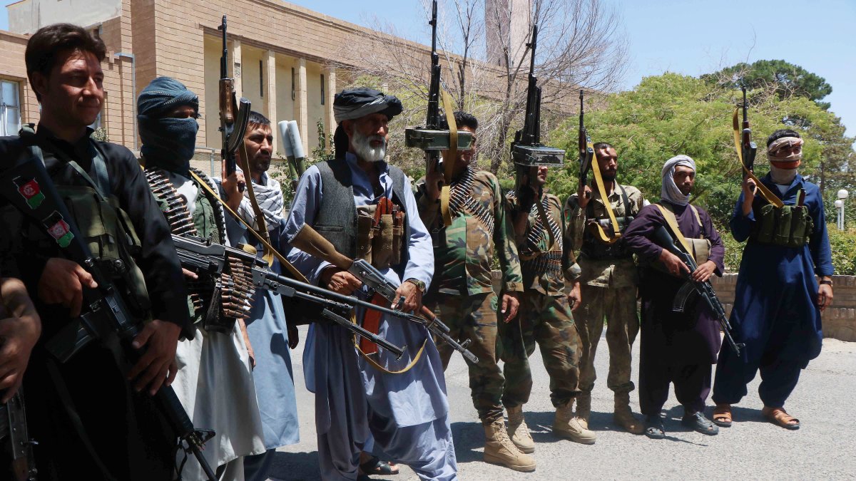 Funcionarios de seguridad afganos y milicias privadas progubernamentales llegan como parte de un refuerzo para luchar contra los militantes talibanes.