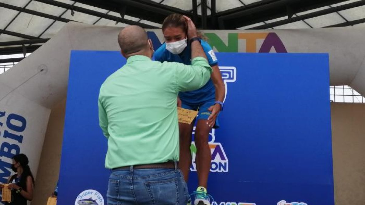 Rosalba Chacha en lo alto del podio de los 21 km en los que también reinó en el 2019, en la primera edición.