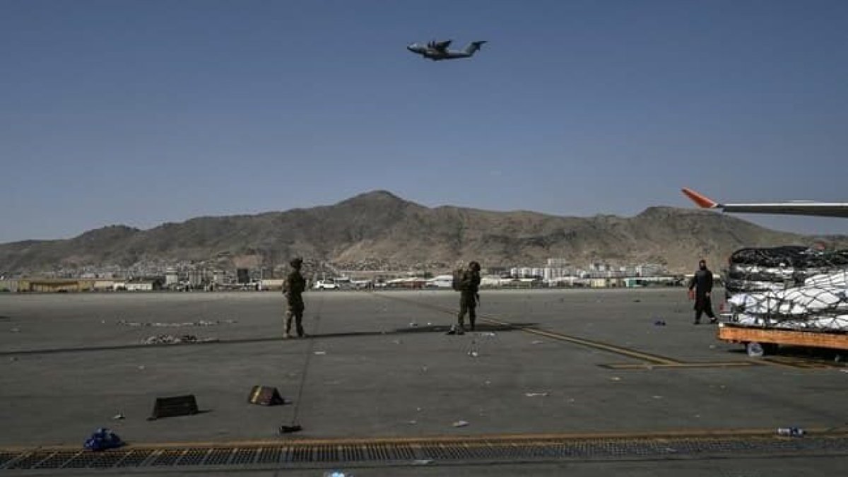 Los vuelos que salen de Kabul con personas repatriadas comienzan a llegar a distintos países, entre ellos Francia.