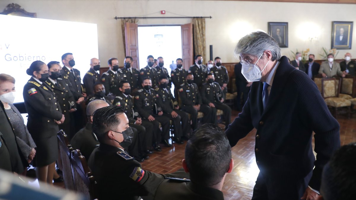 Homenaje. El presidente Guillermo Lasso durante la ceremonia de reconocimiento a la Policía.