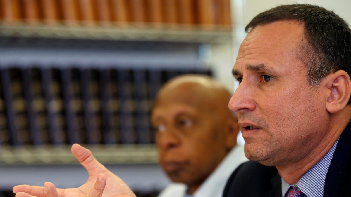 Fotografía de archivo del 9 de junio de 2016, que muestra al líder de la Unión Patriótica de Cuba, José Daniel Ferrer (d), junto al disidente cubano Guillermo Fariñas.