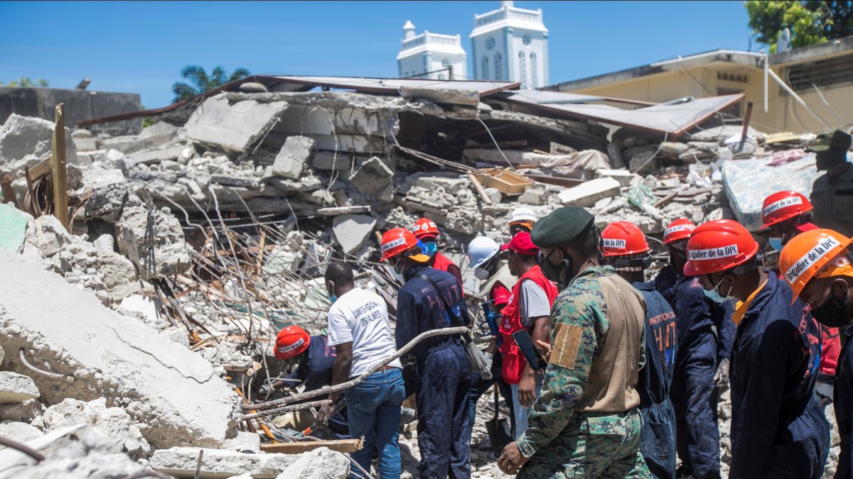 Personal realiza trabajos de remoción de escombros, búsqueda y rescate tras el terremoto registrado este sábado en Haití.